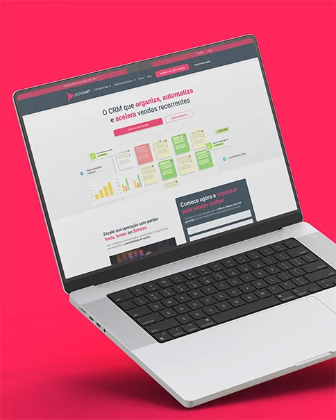 Notebook exibindo a nova Home do site do CRM PipeRun sobre fundo rosa